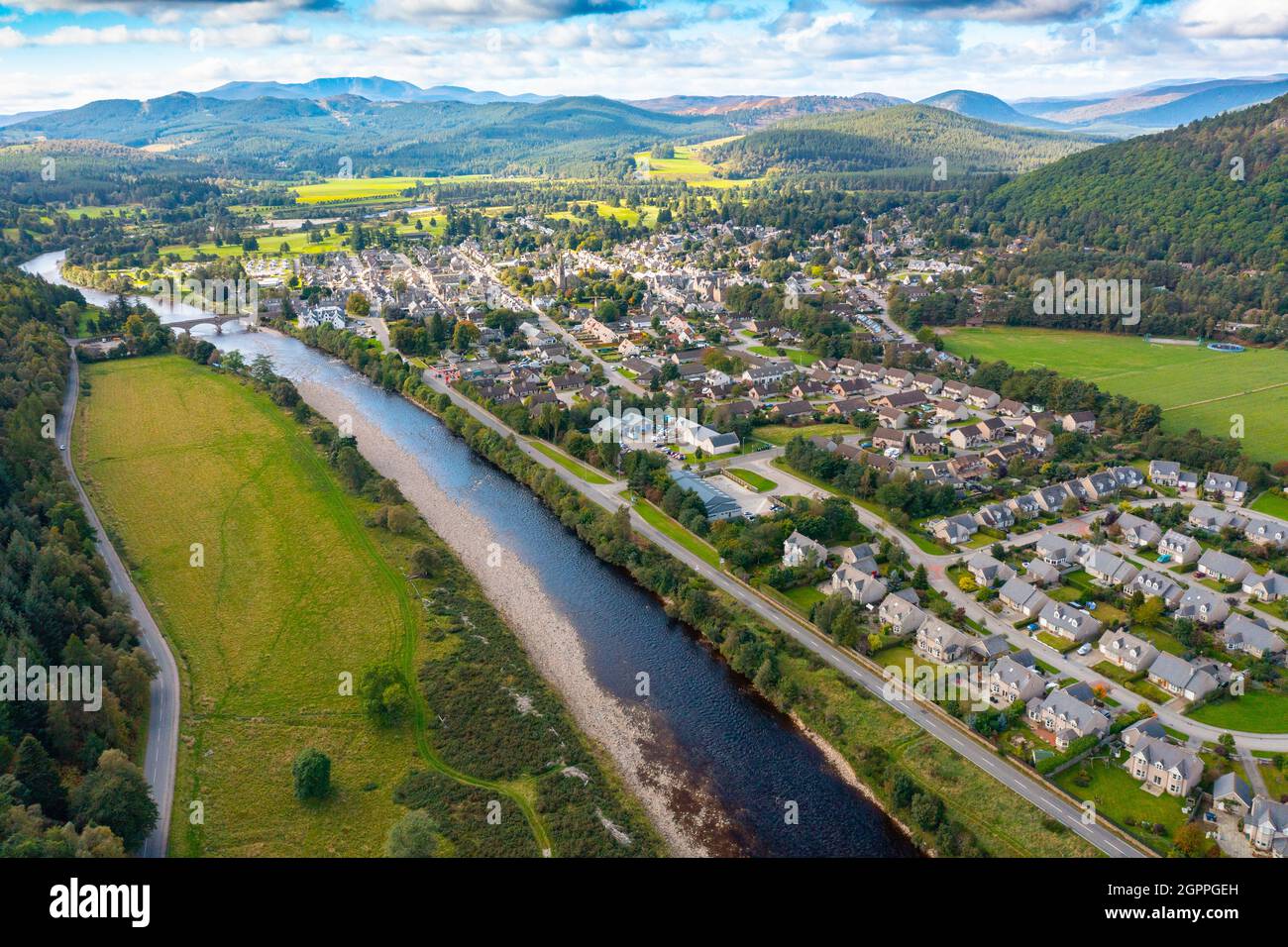 Vue aérienne du drone du village de Ballater sur la rivière Dee sur Deeside, Aberdeenshire, Écosse, Royaume-Uni Banque D'Images