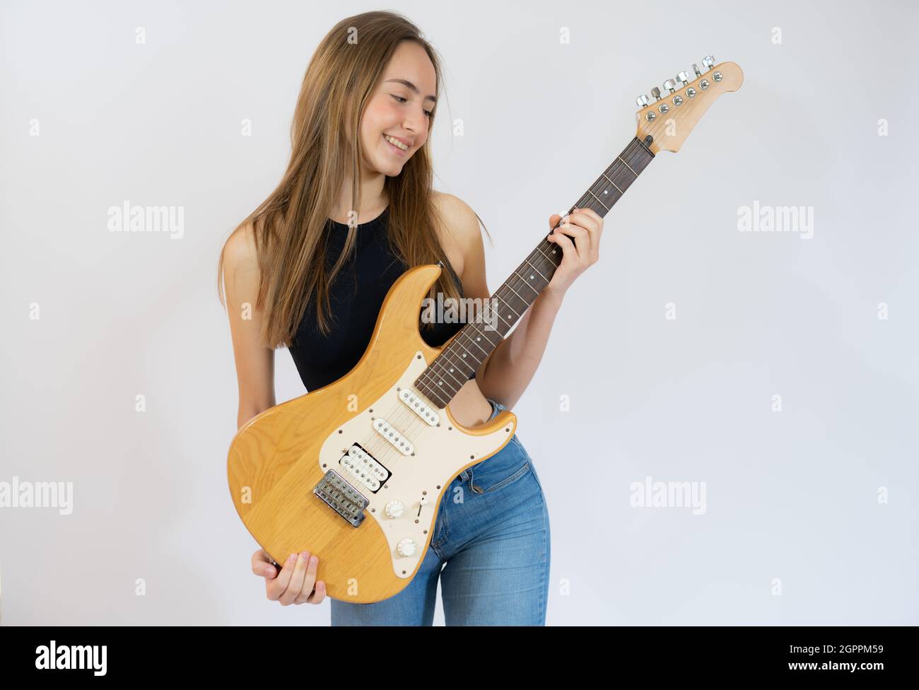 Belle fille jouant de la guitare électrique isolée sur fond blanc Photo  Stock - Alamy