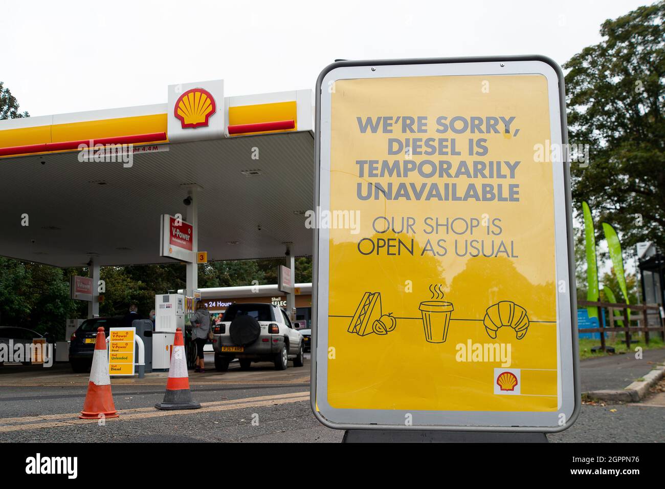 Maidenhead, Royaume-Uni. 30 septembre 2021. La station-service Shell sur l'A4 à Maidenhead était ouverte aujourd'hui mais était à court de diesel. Malgré les assurances données par Boris Johnson quant à l’amélioration de la crise du carburant, l’achat de panique d’essence et de diesel se poursuit, les livraisons de carburant restant intermittentes à la suite d’une pénurie de conducteurs de camions-citernes. Crédit : Maureen McLean/Alay Live News Banque D'Images