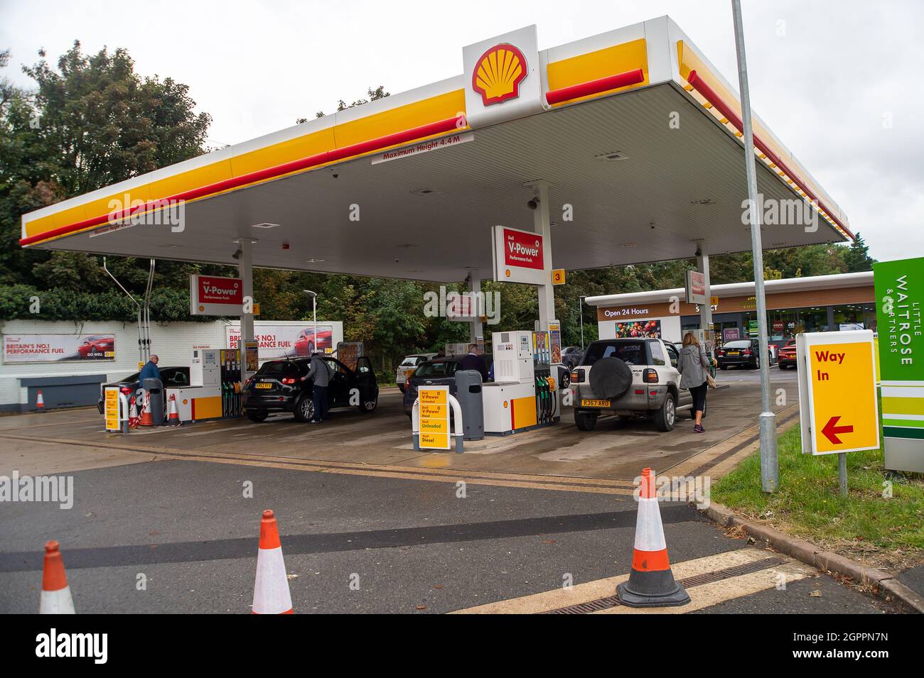 Maidenhead, Royaume-Uni. 30 septembre 2021. La station-service Shell sur l'A4 à Maidenhead était ouverte aujourd'hui mais était à court de diesel. Malgré les assurances données par Boris Johnson quant à l’amélioration de la crise du carburant, l’achat de panique d’essence et de diesel se poursuit, les livraisons de carburant restant intermittentes à la suite d’une pénurie de conducteurs de camions-citernes. Crédit : Maureen McLean/Alay Live News Banque D'Images