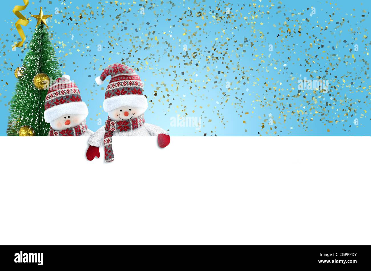 Deux jolis bonshommes de neige avec une bannière vierge sur fond bleu et des confettis dorés. Banque D'Images