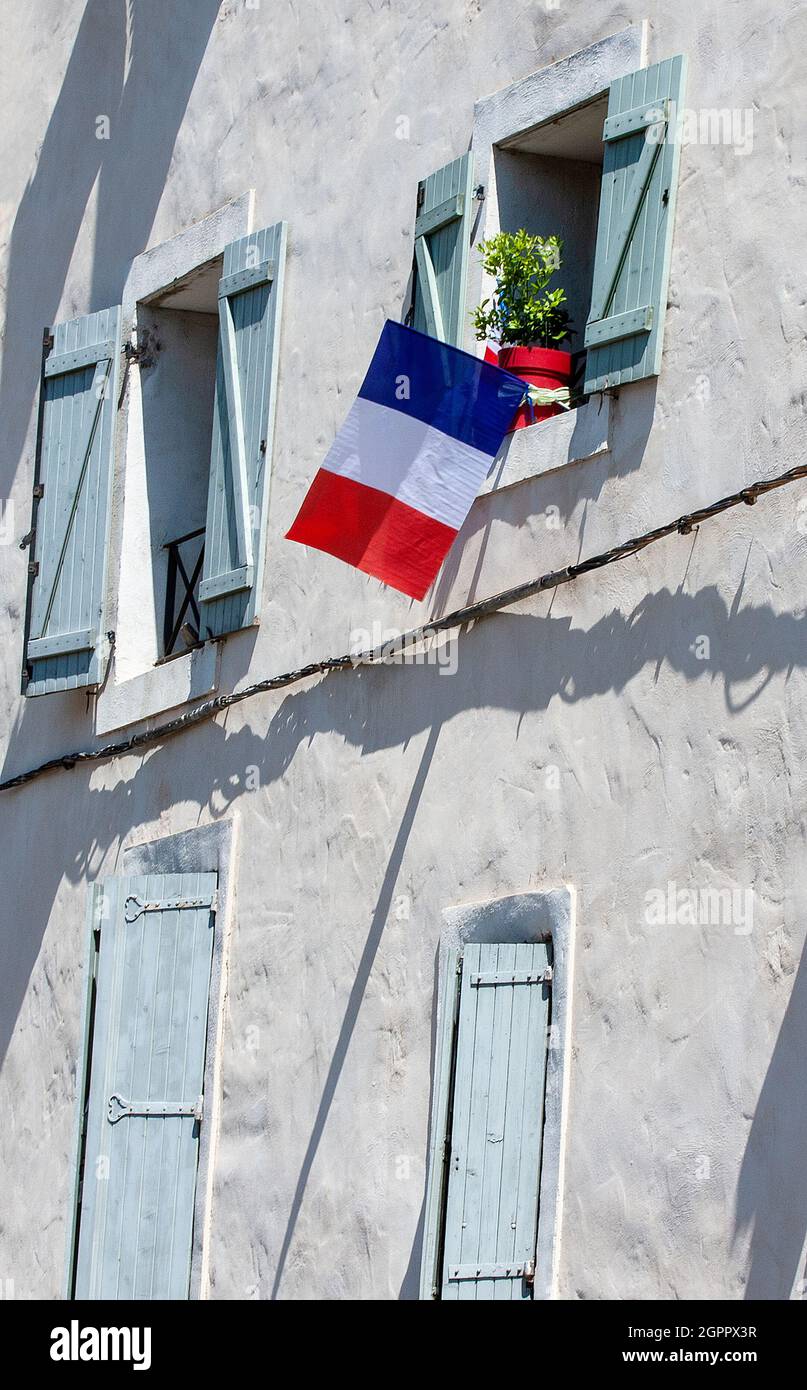 La façade du bâtiment avec les drapeaux de France dans la fenêtre Photo Stock Alamy