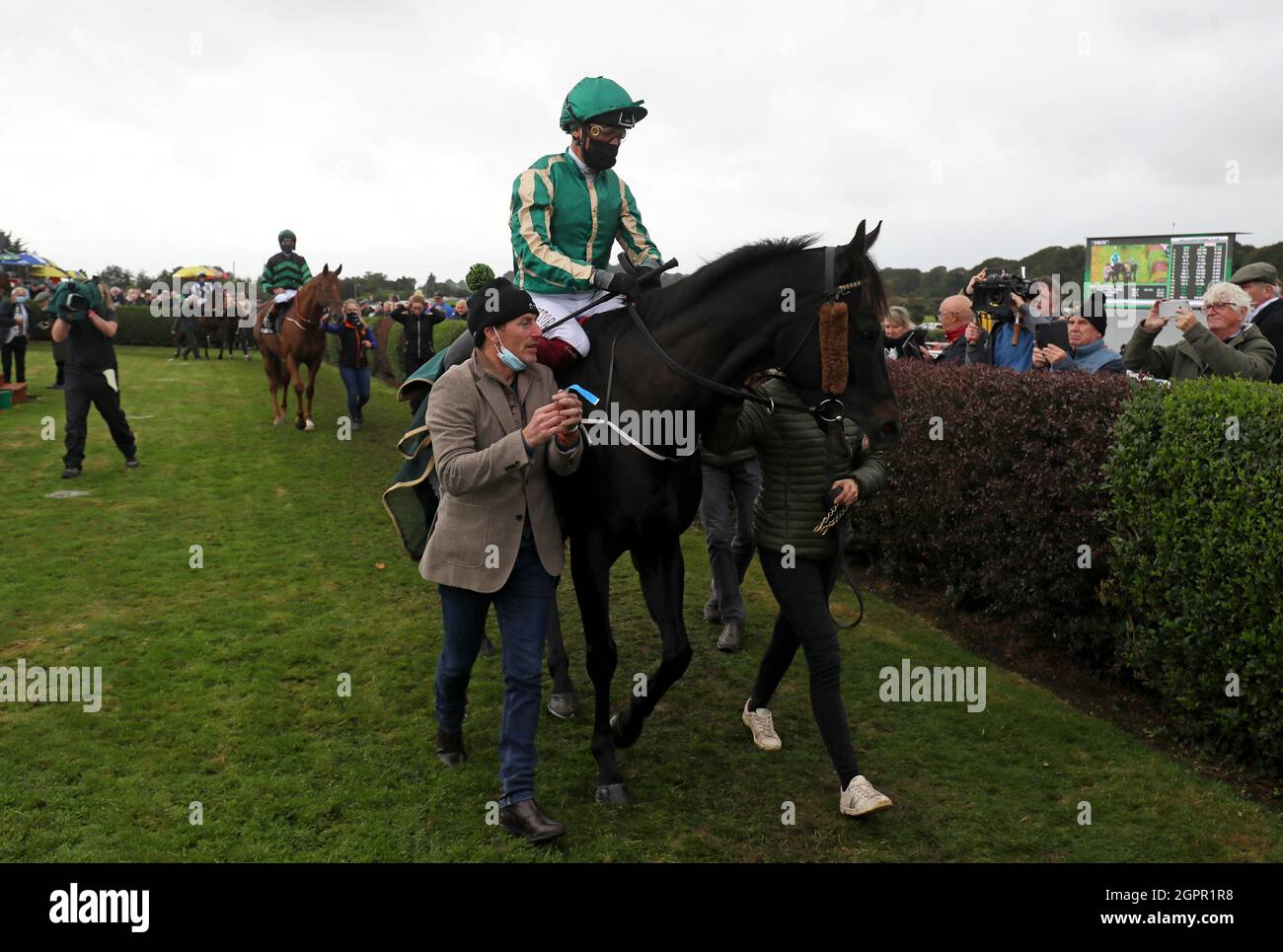 Frankie Dettori avec l'entraîneur Johnny Murtagh devant la ville de Gannons Recovery and Recycling Services Ltd. En soutien de DAFA handicap à l'hippodrome de Bellewstown dans le comté de Meath, en Irlande. Date de la photo : jeudi 30 septembre 2021. Banque D'Images