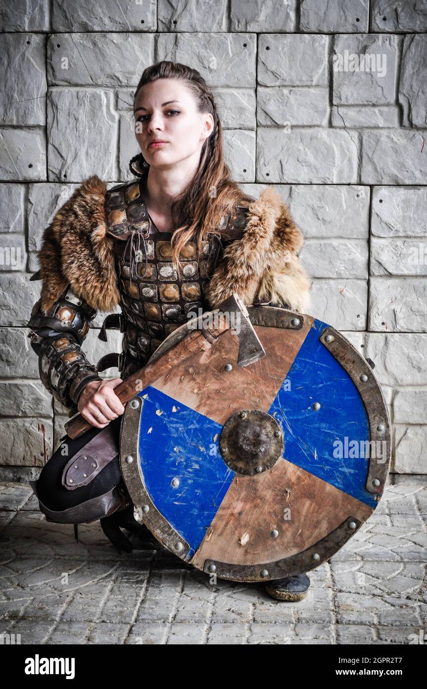 Shieldmaiden Cosplay, Viking Girl, Une femme avec Un épée et un axe,  vêtements médiévaux Photo Stock - Alamy