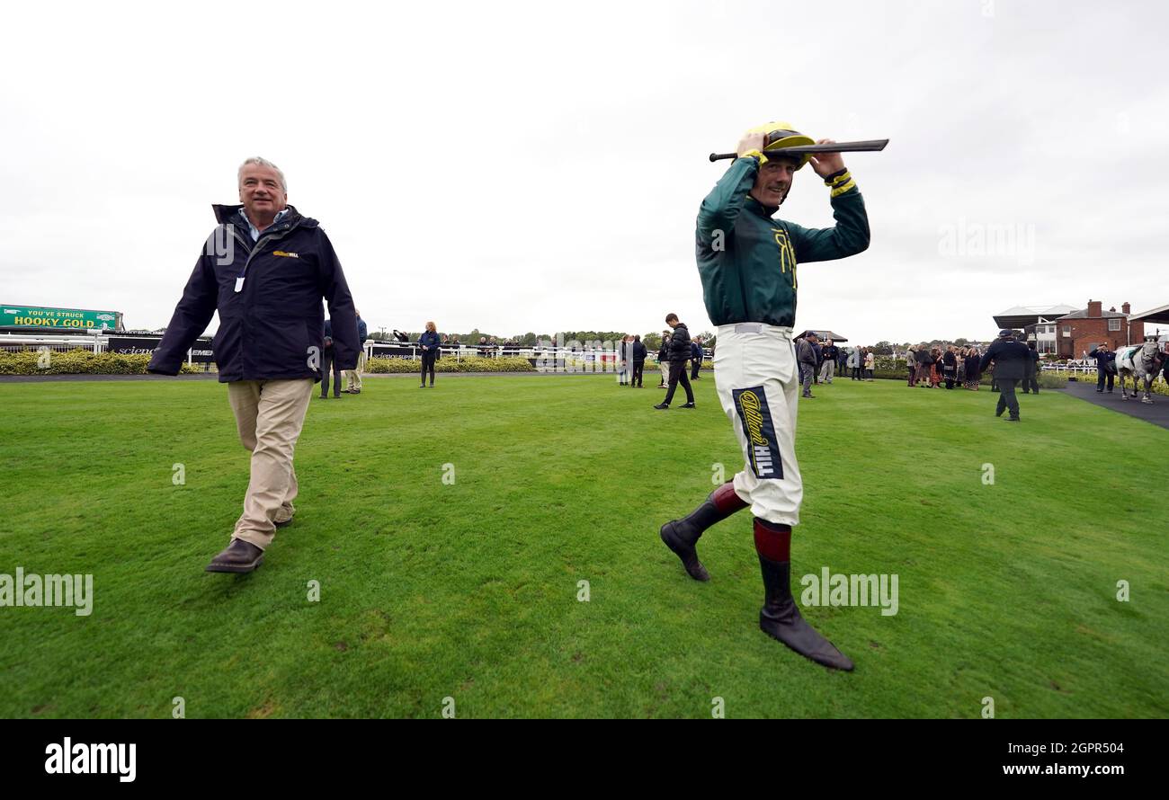 Jockeys Sam Twiston-Davies (à droite) et l'entraîneur Nigel Twiston-Davies à l'hippodrome de Warwick. Date de la photo : jeudi 30 septembre 2021. Banque D'Images