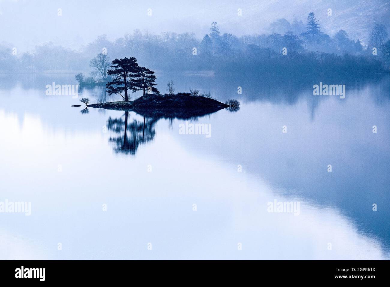 L'aube d'hiver est brumeuse sur Ullswater, parc national de Lake District, Royaume-Uni Banque D'Images