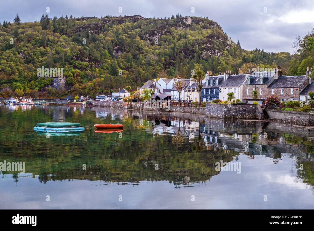 Village et port de Plockton sur la côte ouest de l'Écosse Banque D'Images