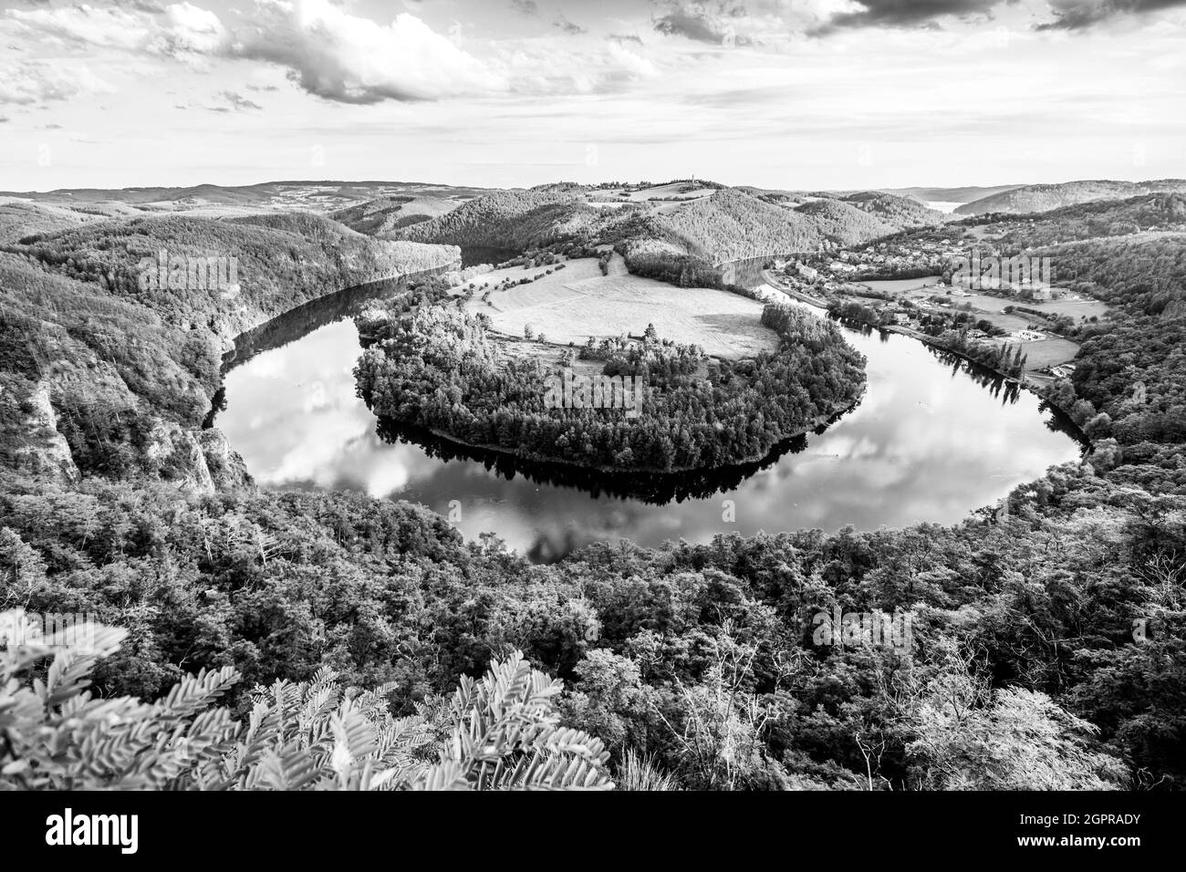 Rivière Vltava courbe en fer à cheval près de Solenice, Tchèque: Solenicka podkova, République Tchèque. Image en noir et blanc. Banque D'Images