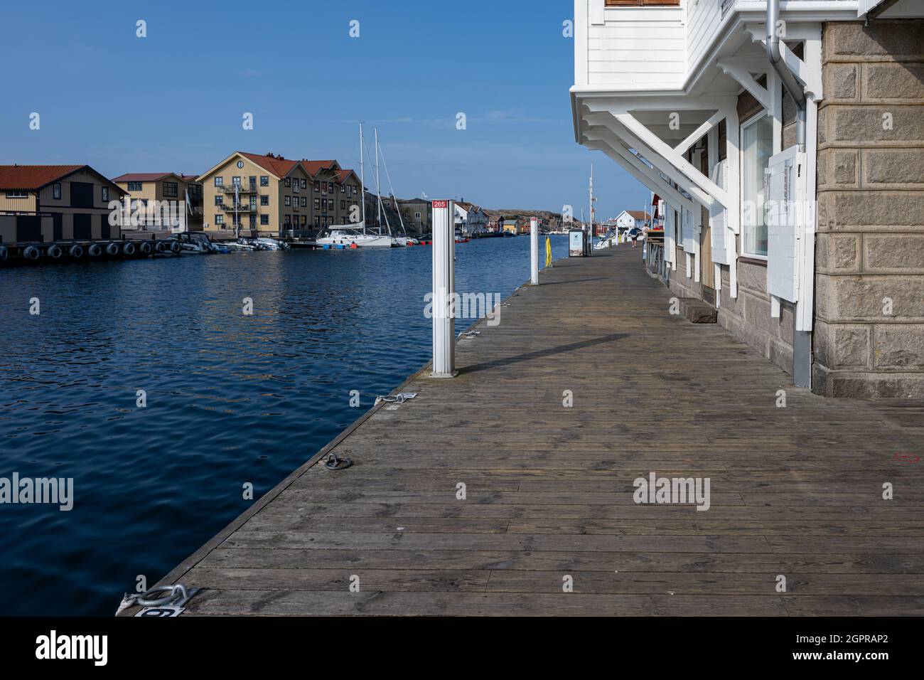 10 septembre 2021 - Smogen, Suède : la longue promenade du centre-ville attire les touristes dans cette région de l'archipel de la côte ouest Banque D'Images