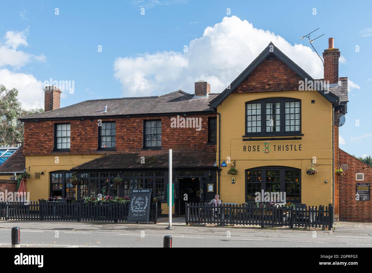 Pub Rose & Thistle dans le centre du village de Frimley Green, Surrey, Angleterre, Royaume-Uni. Ancienne auberge de coaching historique Banque D'Images