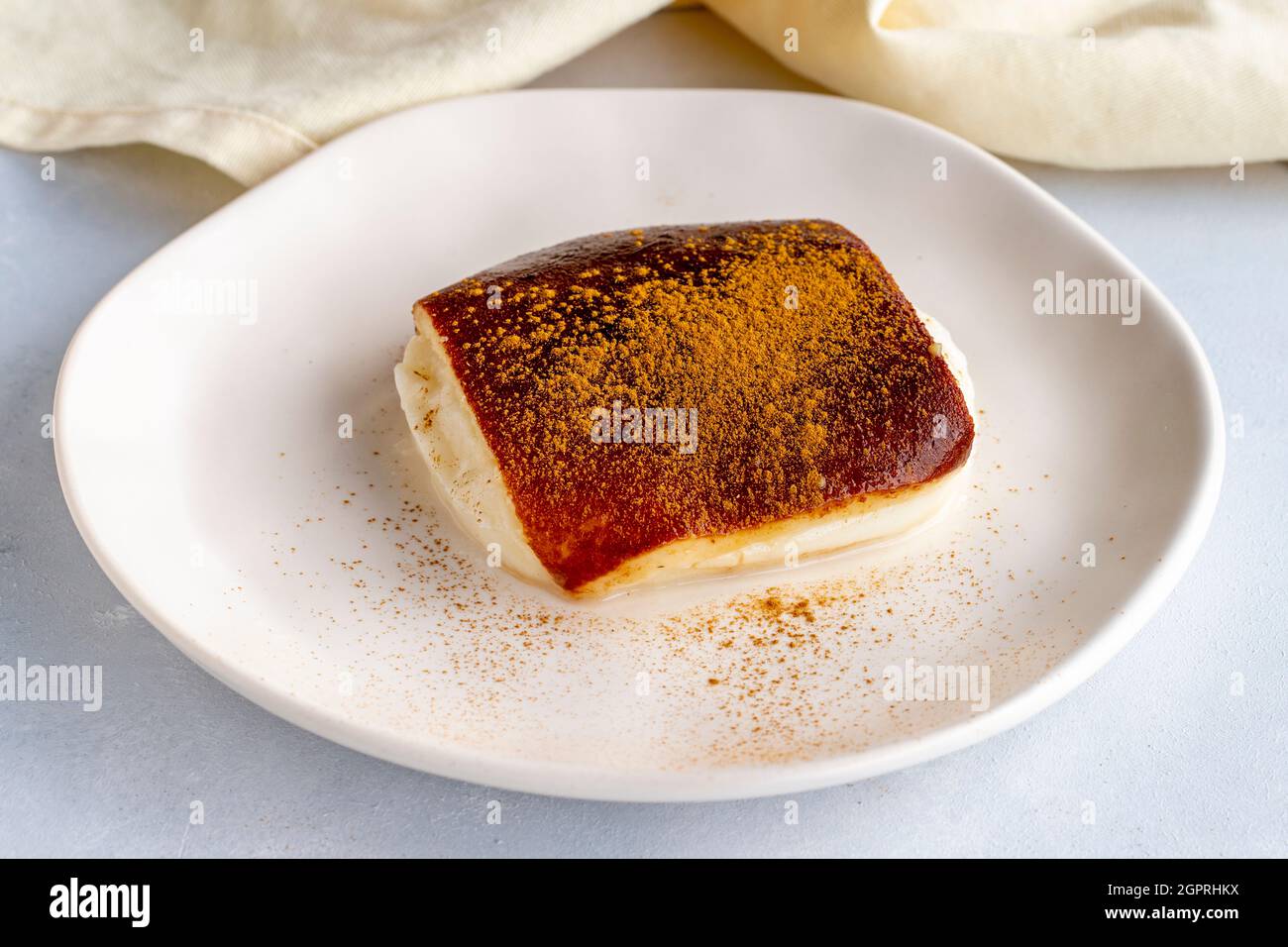 Dessert au lait frit sur fond blanc. Dessert turc kazandibi Banque D'Images