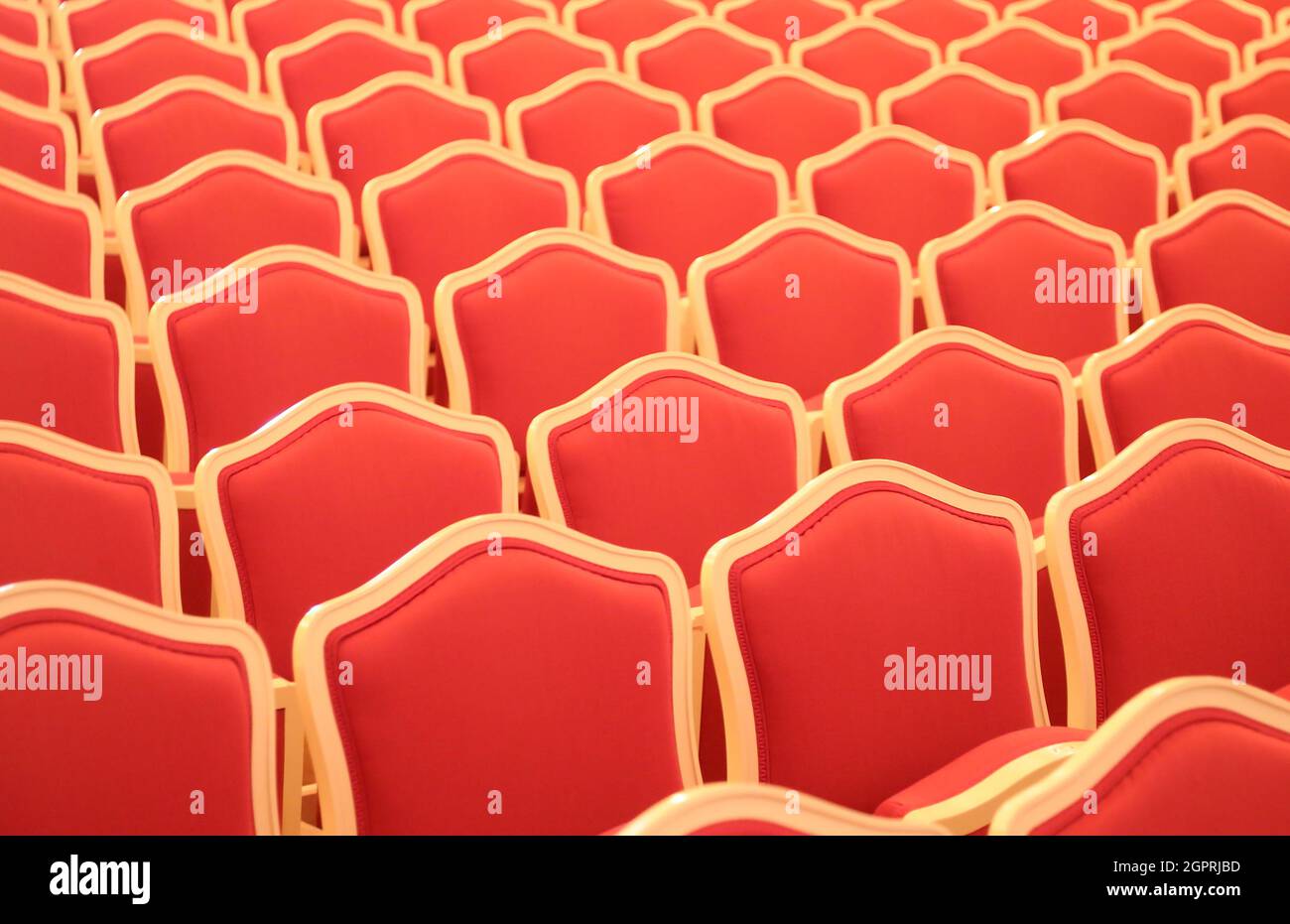 beaucoup de chaises vides élégantes en velours rouge d'un théâtre sans les gens Banque D'Images