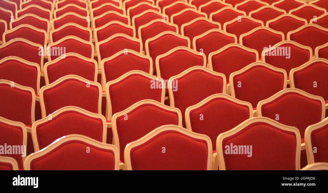 vider les chaises en velours rouge élégantes d'un théâtre intérieur sans personnes Banque D'Images