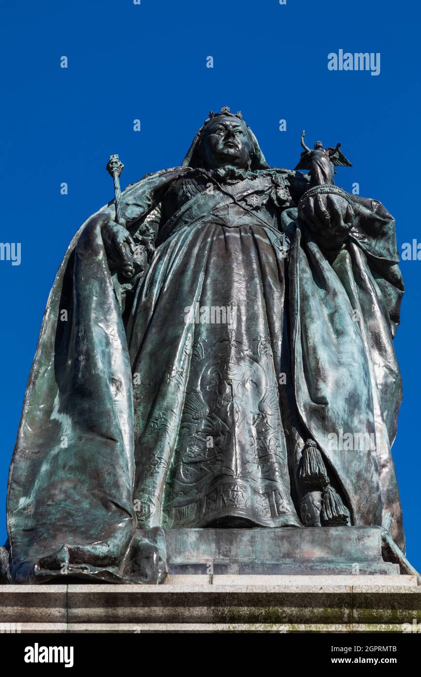 Angleterre, Hampshire, Portsmouth, place Guildhall, statue de la Reine Victoria Banque D'Images