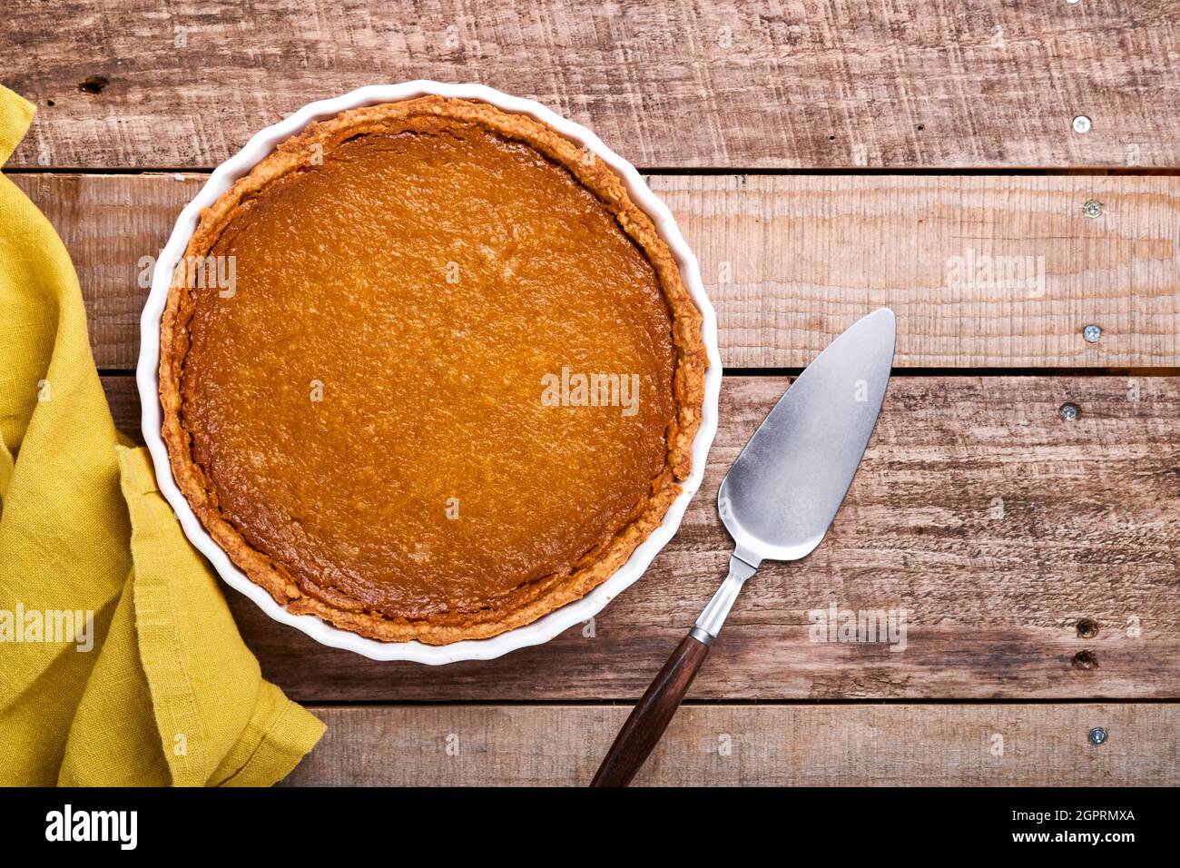 Tarte à la citrouille. Tartelez avec de la crème fouettée et de la cannelle sur fond rustique. Gâteau de citrouille traditionnel américain fait maison pour Thanksgiving ou Halloween Ready Banque D'Images