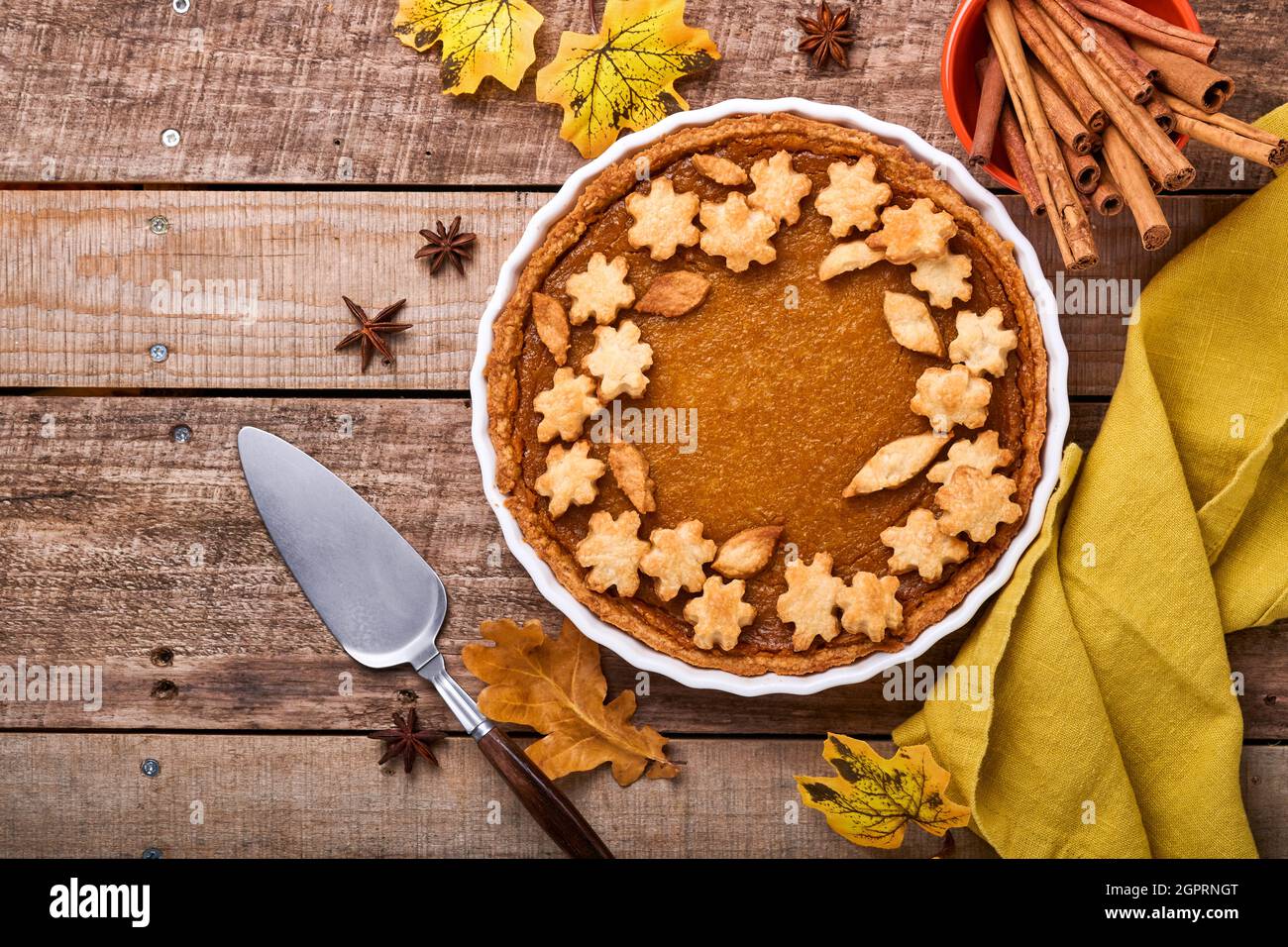 Tarte à la citrouille. Tartelez avec de la crème fouettée et de la cannelle sur fond rustique. Gâteau de citrouille traditionnel américain fait maison pour Thanksgiving ou Halloween Ready Banque D'Images