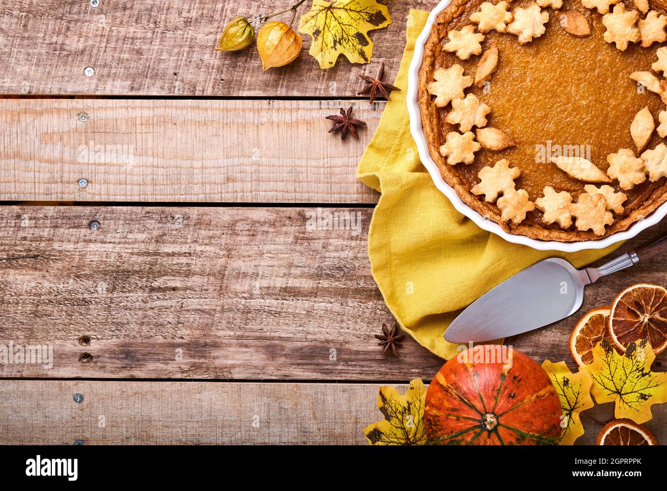 Tarte à la citrouille. Tartelez avec de la crème fouettée et de la cannelle sur fond rustique. Gâteau de citrouille traditionnel américain fait maison pour Thanksgiving ou Halloween Ready Banque D'Images