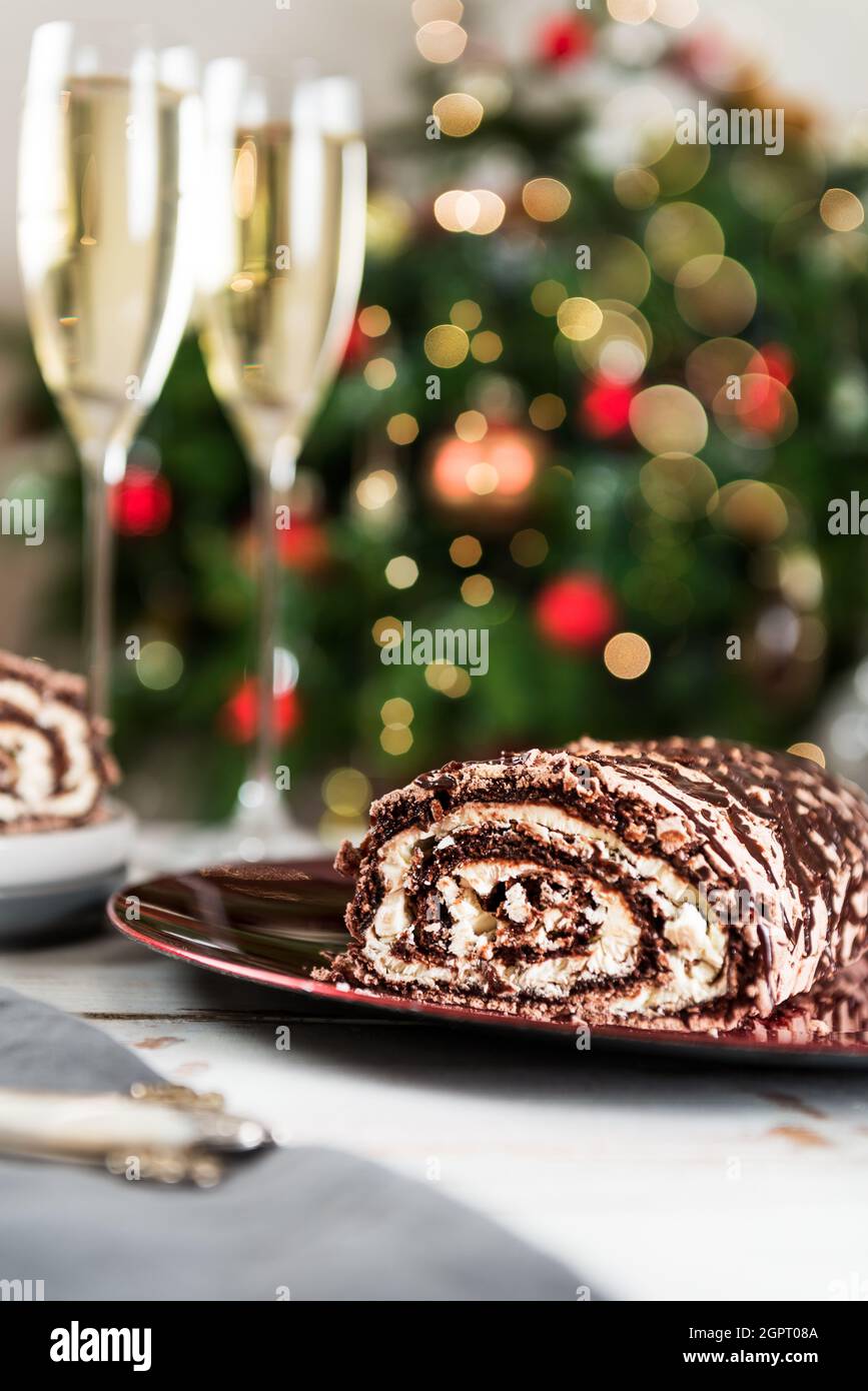 Roulade De Meringue Au Chocolat Belge Remplie De Creme Fouettee Et De Sauce Au Chocolat Fond De Noel Photo Stock Alamy Roulade De Meringue Au Chocolat Belge Remplie De Creme Fouettee Et De Sauce Au Chocolat Fond De Noel Photo Stock Alamy