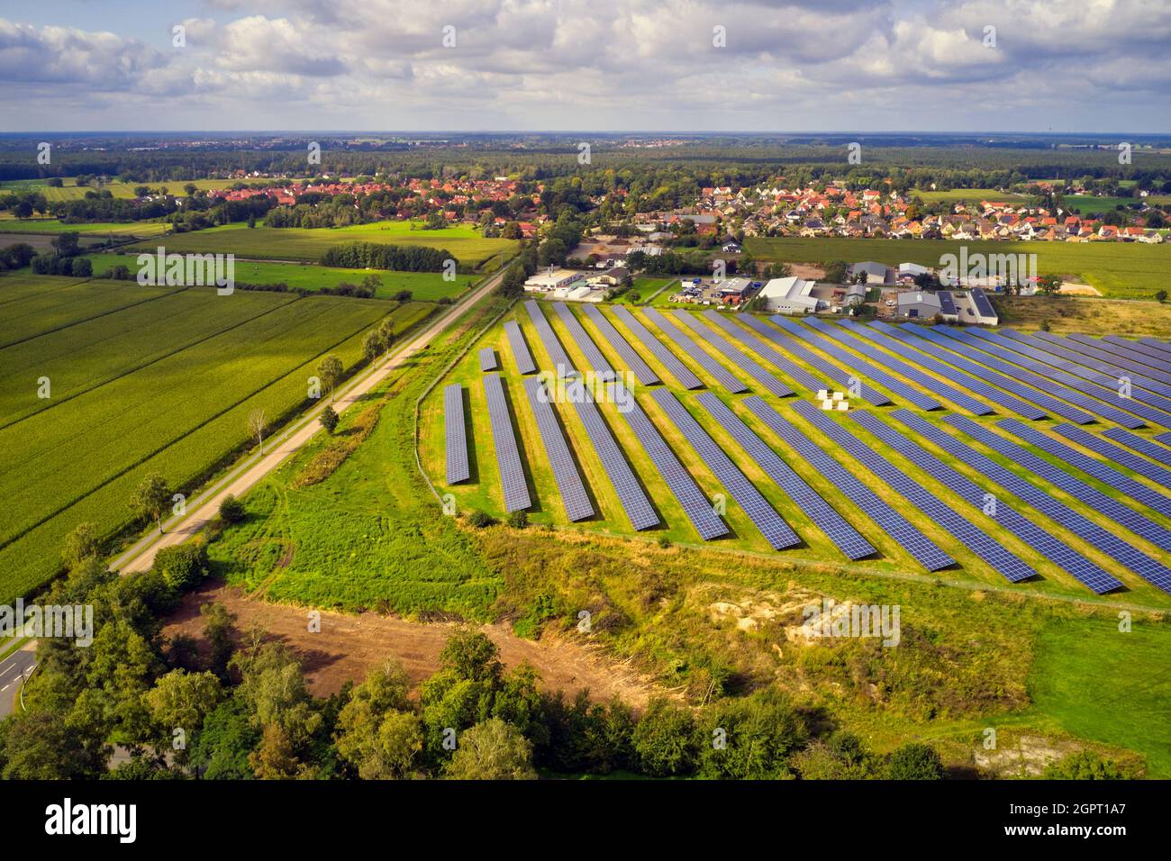 Vue aérienne d'une grande centrale solaire avec panneaux solaires sur le bord d'un village en Allemagne Banque D'Images