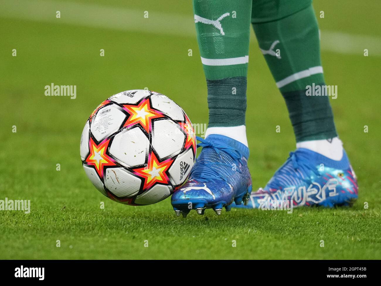 Paris, France. 28 septembre 2021. Le CL Adidas marque le ballon de match  avec les Puma future chaussures de football du gardien de but Ederson de  Man City lors du match de
