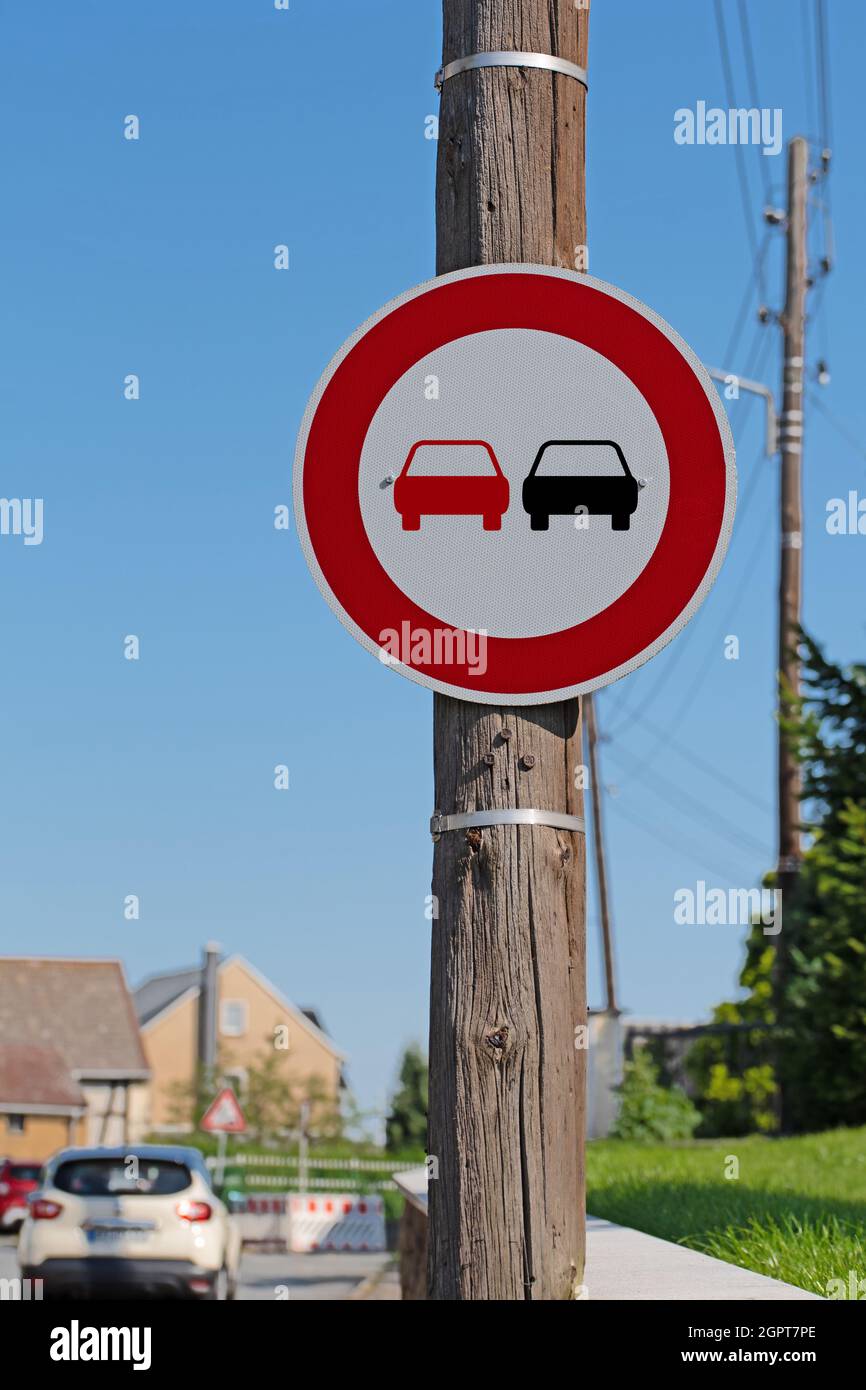 Panneau de signalisation, pas de dépassement pour les véhicules automobiles Banque D'Images