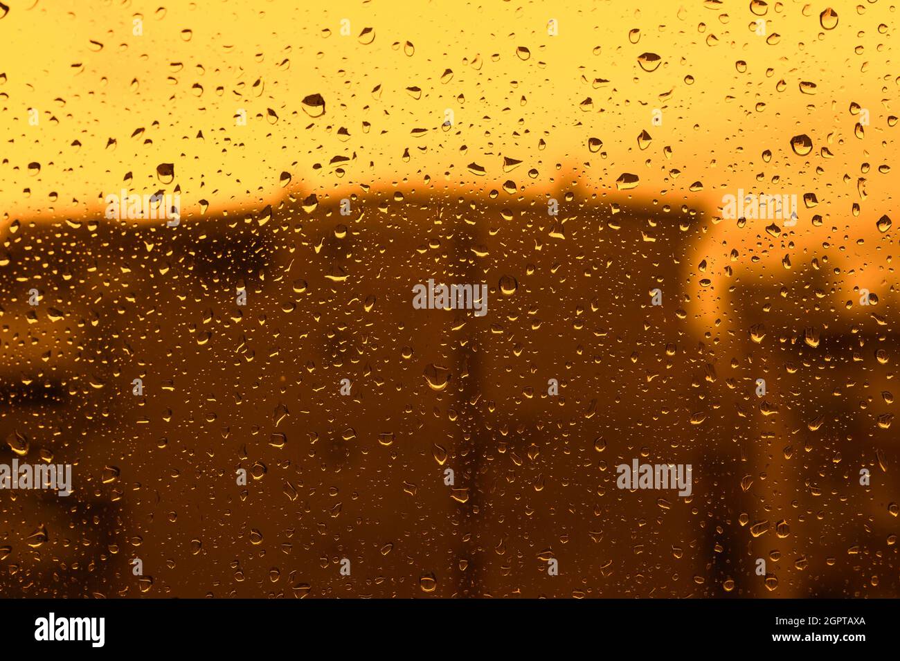 Jour de pluie, gouttes de pluie sur le verre de la fenêtre Banque D'Images