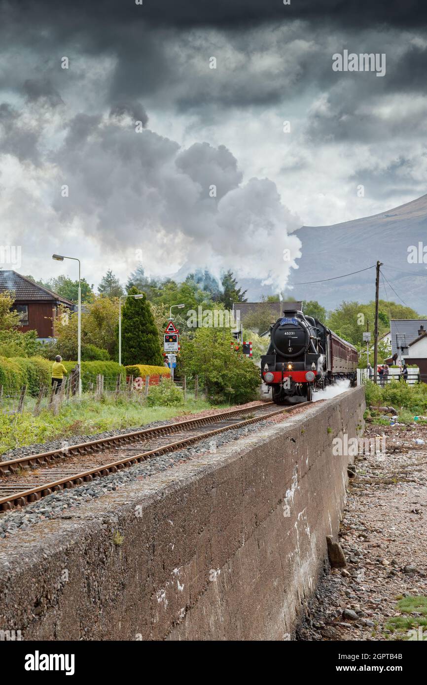 CORPACH, ÉCOSSE, Royaume-Uni - MAI 19 : le Jacobite quitte la gare de Corpach en Écosse le 19 mai 2011. Personnes non identifiées Banque D'Images