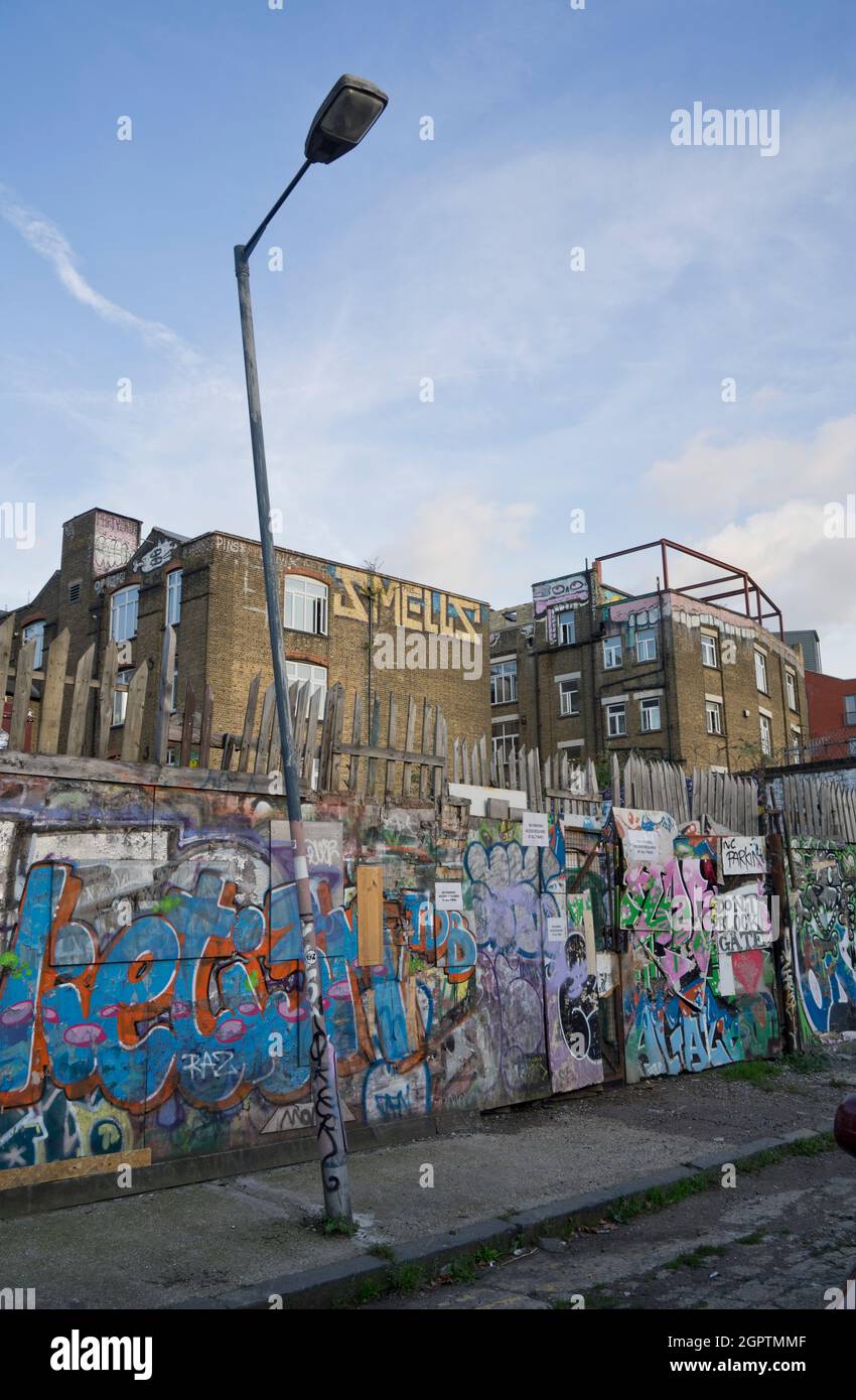 Vieux pub et studios d'entrepôt avec des graffitis à Hackney Wick à Londres, Angleterre, Royaume-Uni Banque D'Images