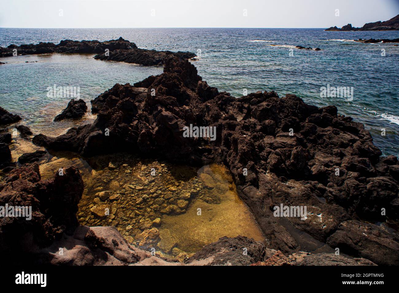 Vue sur la pittoresque falaise de lave de l'île de Linosa. Sicile Banque D'Images