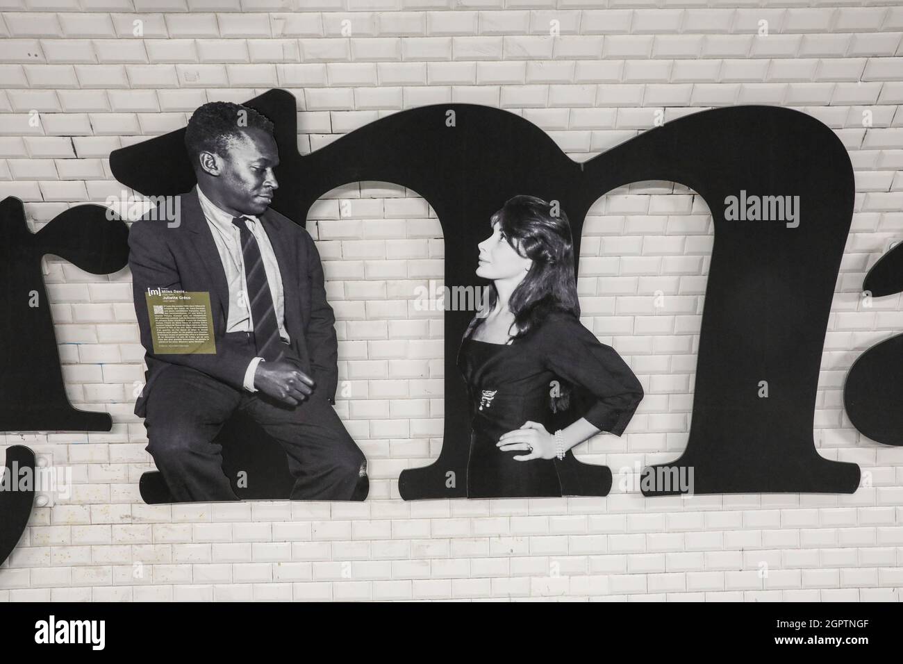 LA STATION DE MÉTRO SAINT GERMAIN DES PRES REND HOMMAGE À SES ARTISTES À PARIS Banque D'Images