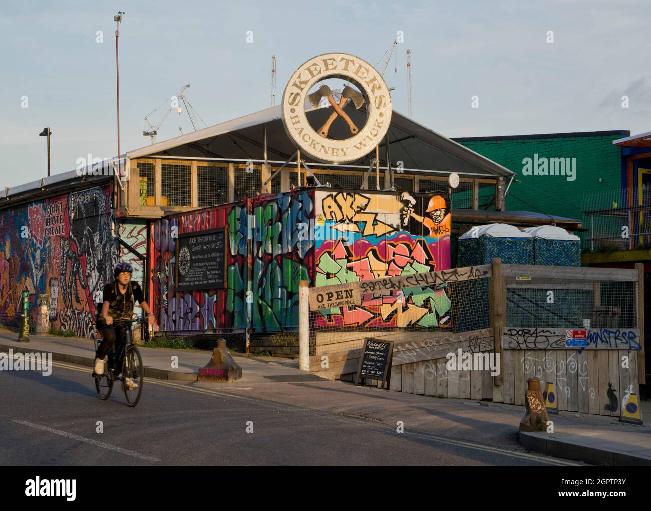 Vieux pub et studios d'entrepôt avec des graffitis à Hackney Wick à Londres, Angleterre, Royaume-Uni Banque D'Images