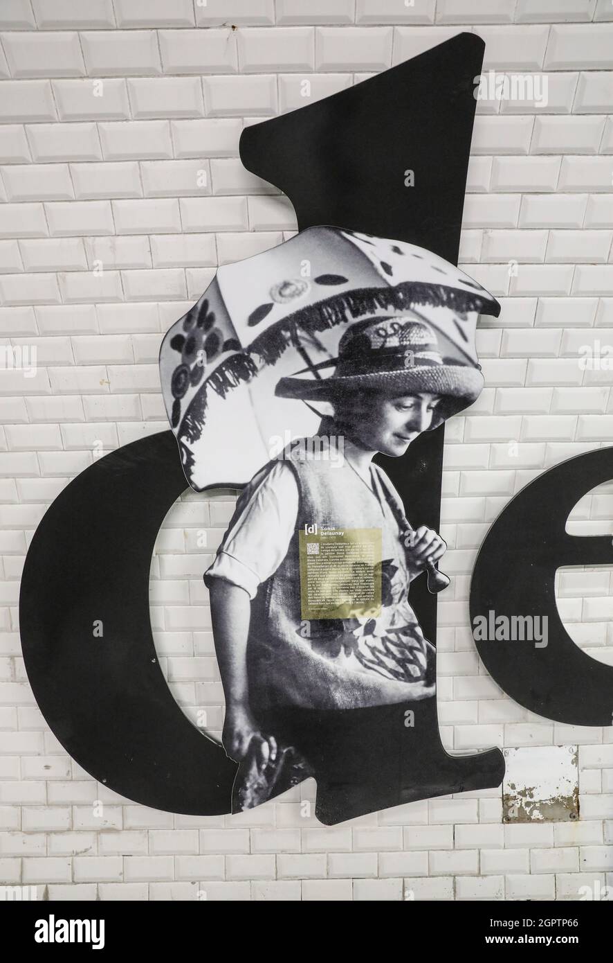 LA STATION DE MÉTRO SAINT GERMAIN DES PRES REND HOMMAGE À SES ARTISTES À PARIS Banque D'Images