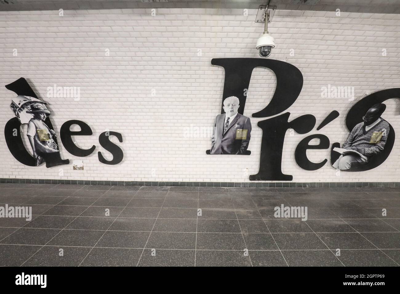 LA STATION DE MÉTRO SAINT GERMAIN DES PRES REND HOMMAGE À SES ARTISTES À PARIS Banque D'Images