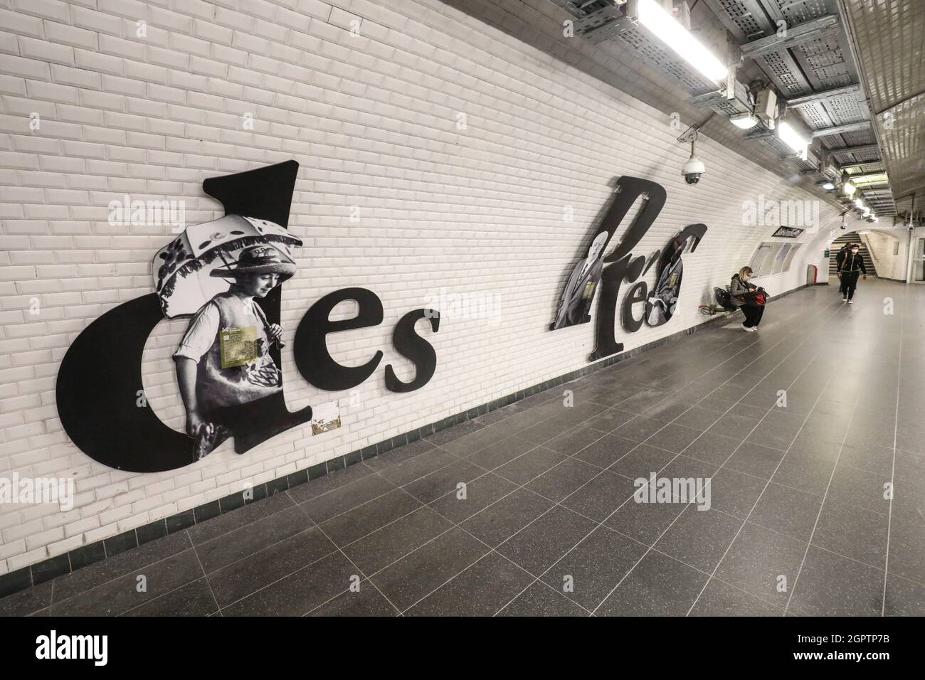 LA STATION DE MÉTRO SAINT GERMAIN DES PRES REND HOMMAGE À SES ARTISTES À PARIS Banque D'Images
