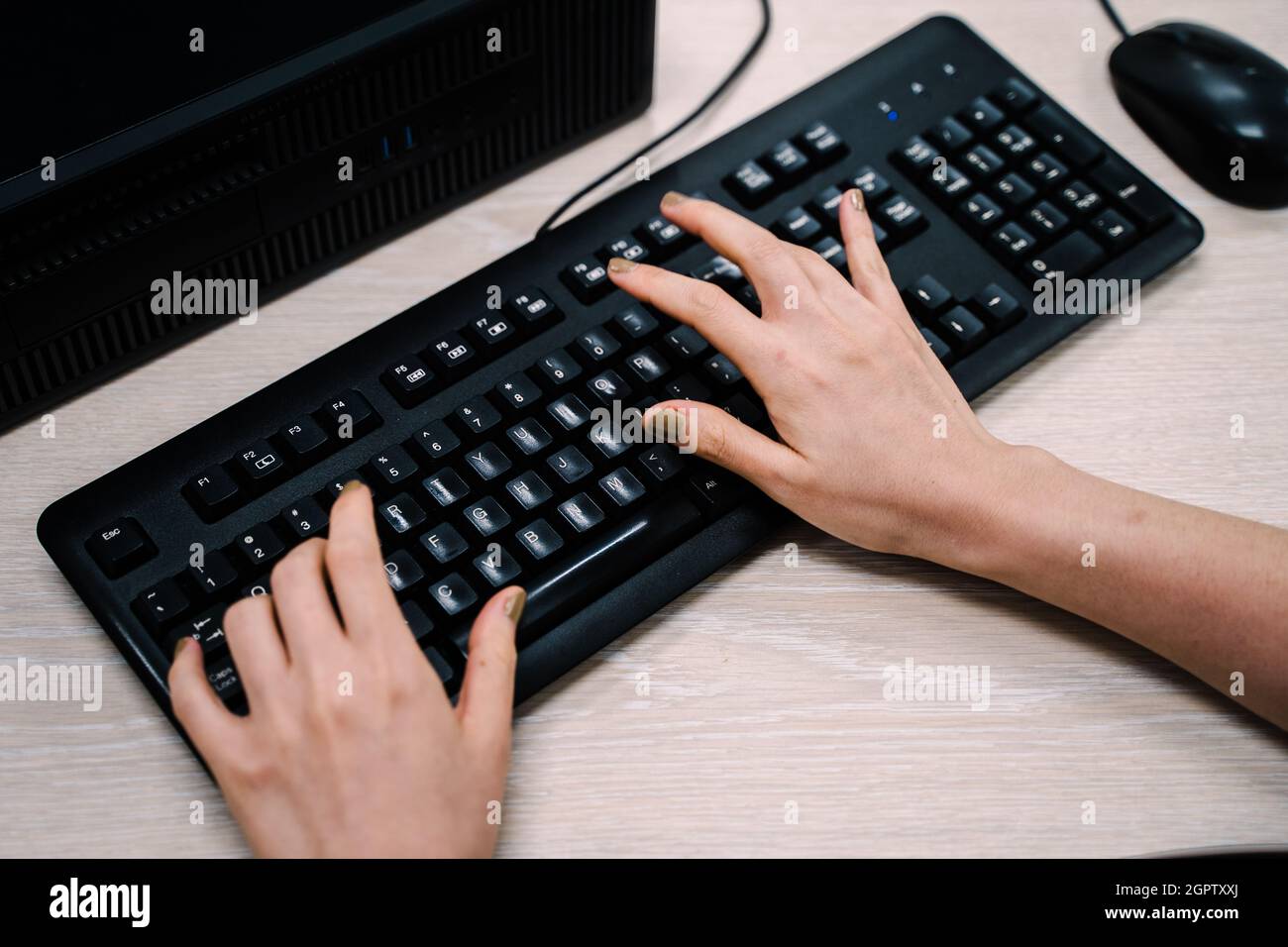 Section médiane de la personne tapant à l'aide du clavier de la table Photo  Stock - Alamy