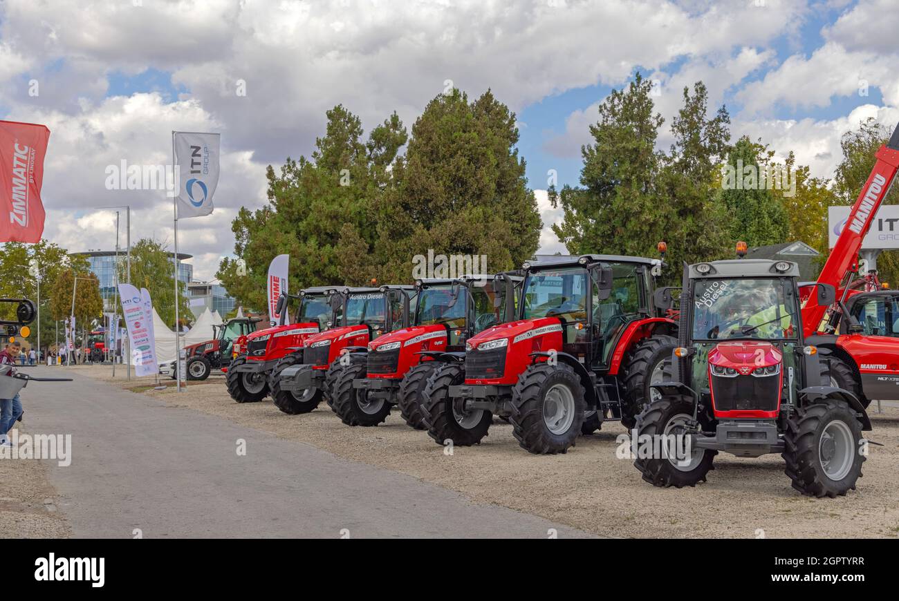 Novi Sad, Serbie - 21 septembre 2021 : nouveaux tracteurs Massey Ferguson au salon agricole Expo. Banque D'Images