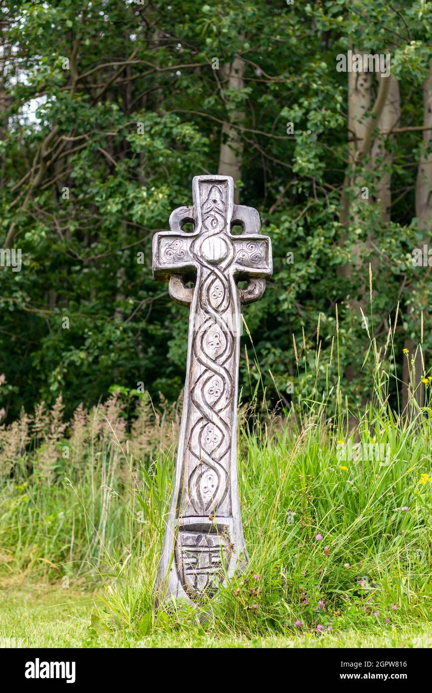 Croix celtique - une croix en bois dans un pré près de la forêt Banque D'Images