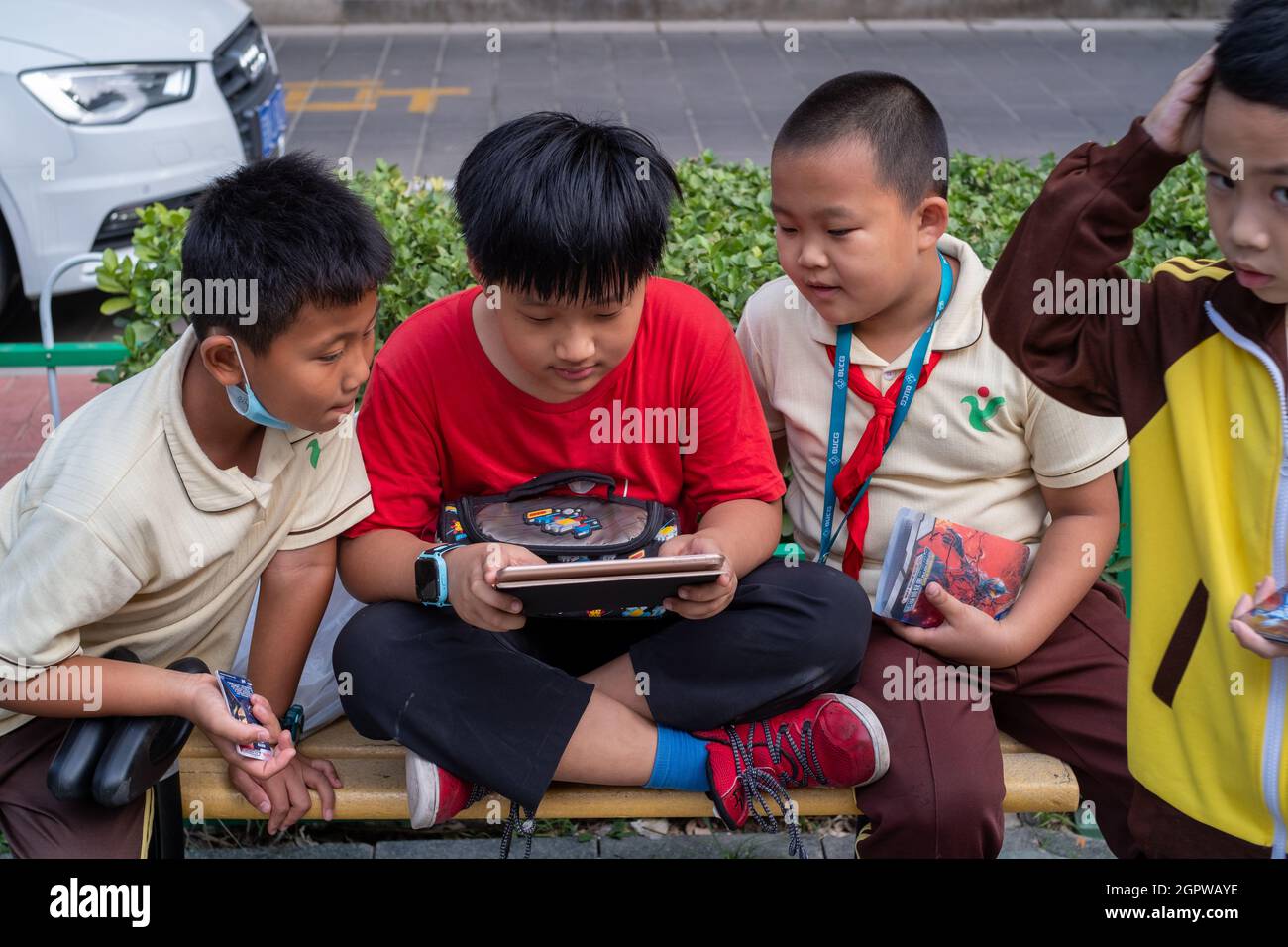 Les élèves du primaire chinois jouent à des jeux vidéo avec un Pad après l'école à Beijing, en Chine.30 septembre 2021 Banque D'Images