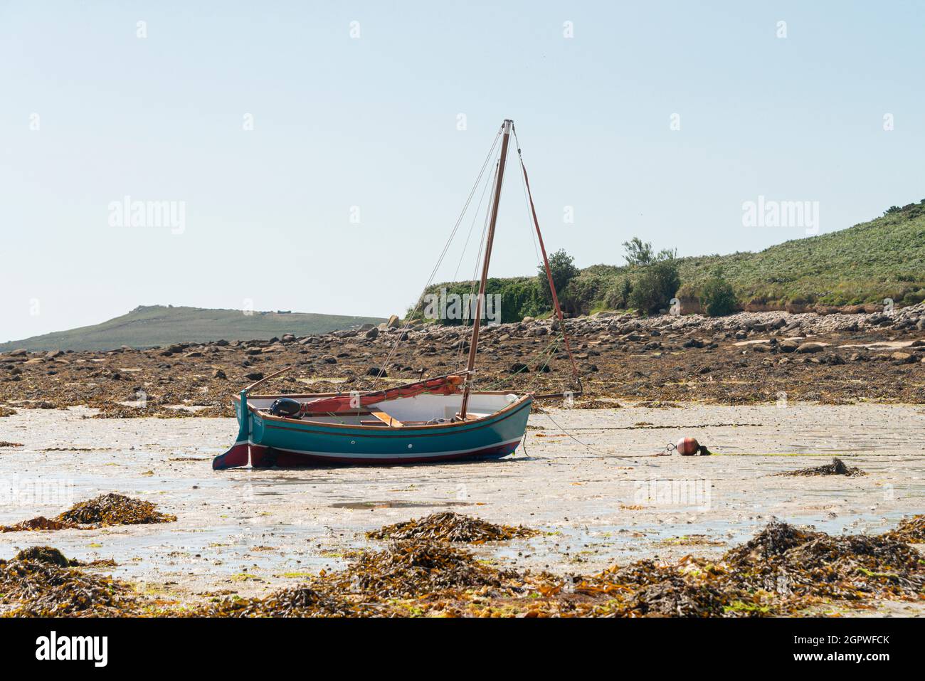 Un bateau à voile sur la plage à Green Bay, Bryher, Iles de Scilly Banque D'Images