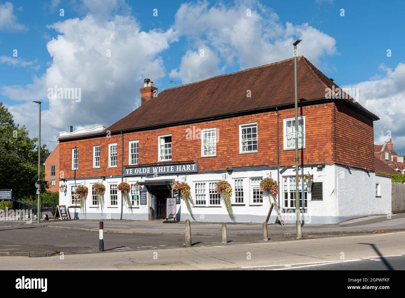 YE Olde White Hart Pub dans la ville de Frimley, Surrey, Angleterre, Royaume-Uni, le jour ensoleillé de septembre Banque D'Images