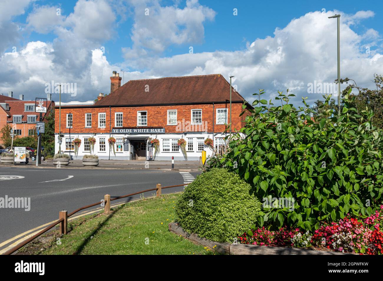 YE Olde White Hart Pub dans le centre-ville de Frimley, Surrey, Angleterre, Royaume-Uni, le jour ensoleillé de septembre Banque D'Images