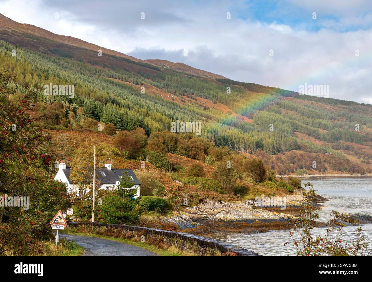 GLENELG KYLE RHEA SCOTLAND RAINBOW AU-DESSUS DU TERMINAL DE FERRY OU DE LA CALE DE SKYE Banque D'Images