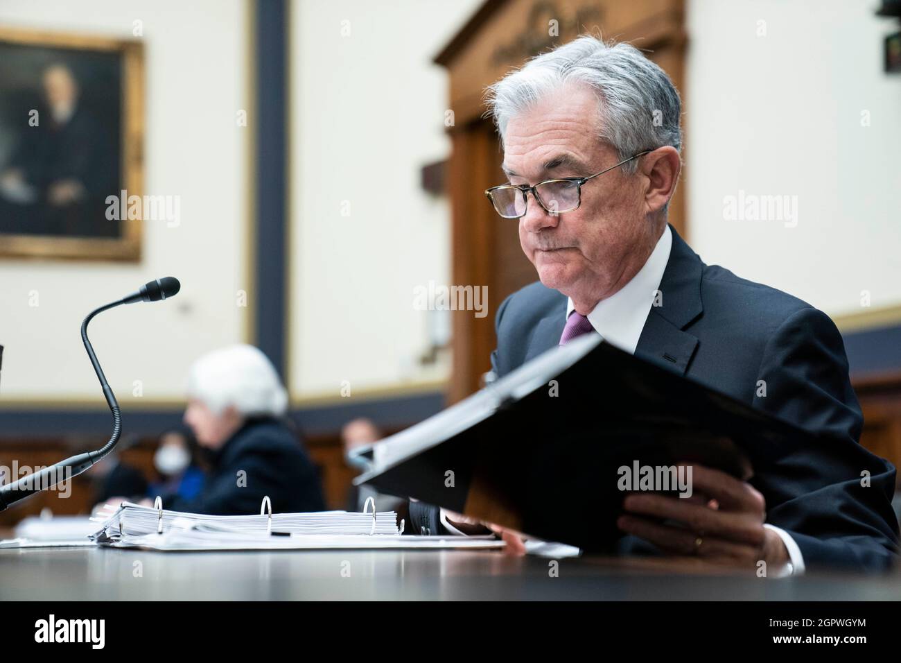 Le président de la Réserve fédérale, Jerome Powell, se présente pour témoigner à une audience du Comité des services financiers de la Chambre sur la surveillance de l'intervention en cas de pandémie du coronavirus du ministère du Trésor et de la Réserve fédérale à Capitol Hill, à Washington, DC, le jeudi 30 septembre 2021. Crédit : Sarah Silbiger/Pool via CNP/MediaPunch Banque D'Images