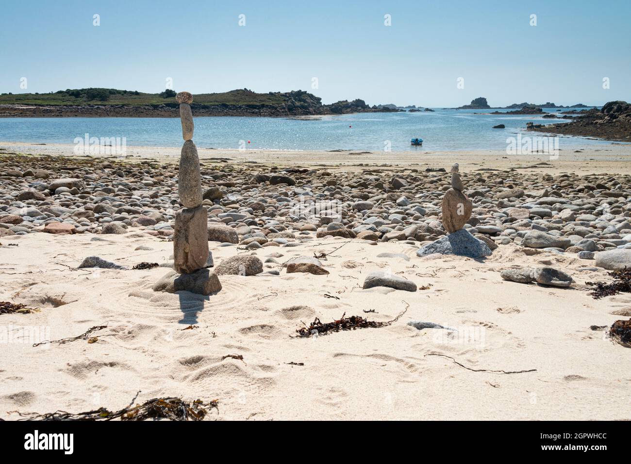 Rochers équilibrés sur la plage à Great Porth, Bryher, Iles de Scilly Banque D'Images