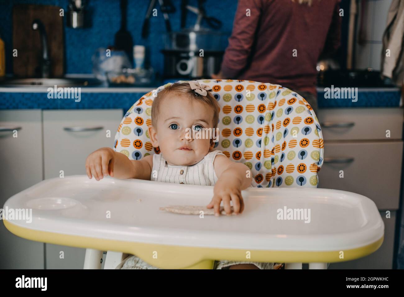 Tetee De Bebe Meilleurs Aliments Pour Les Bebes Tout Petits Petite Fille Avec Pain De Croustillant Photo Stock Alamy