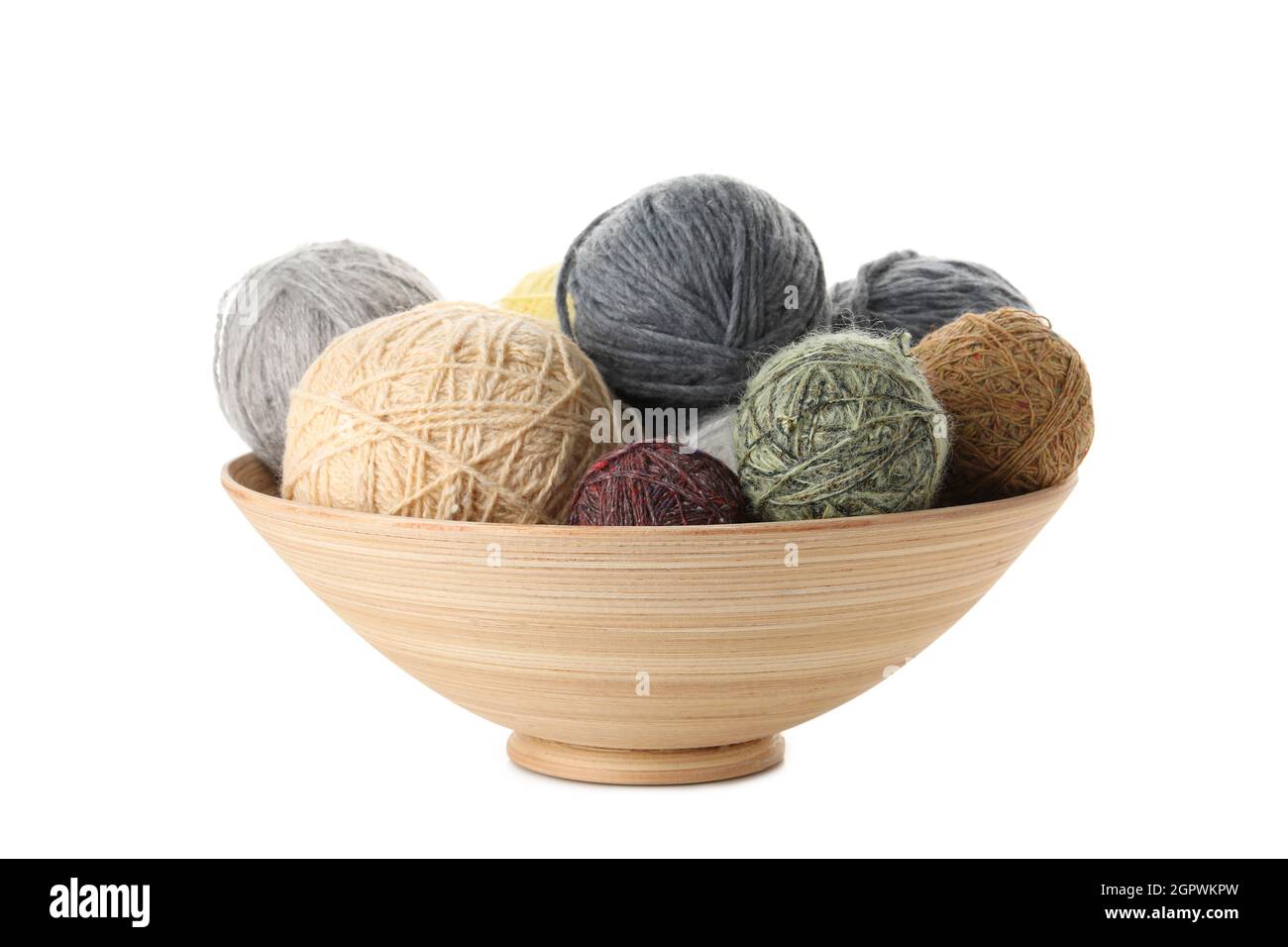 Bol avec boules de fil isolées sur fond blanc Banque D'Images