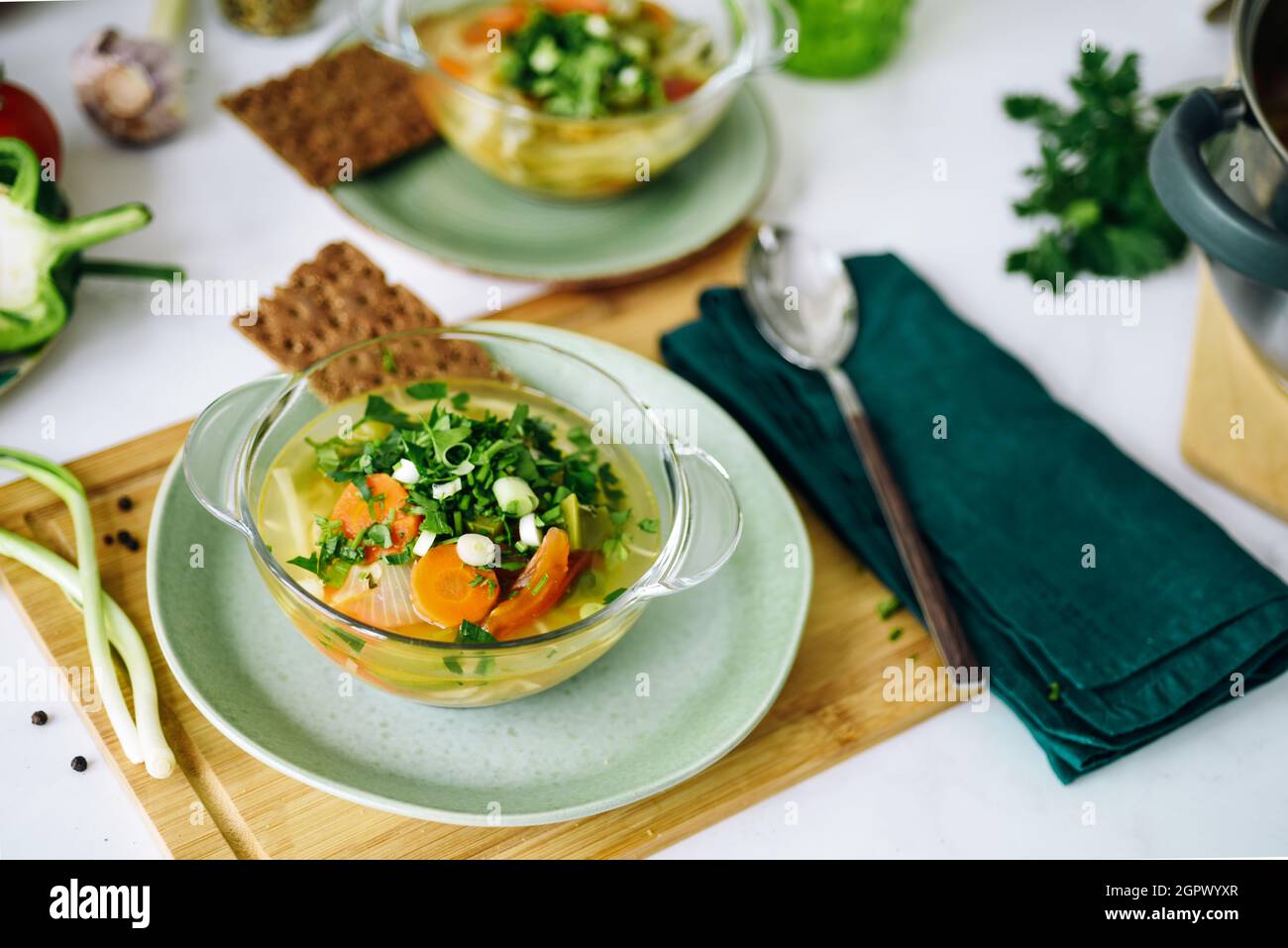 Deux assiettes avec nourriture végétalienne, soupe de chou sur la table à la maison servant des plats cuisinés végétaliens dans un plat vert vue sur le dessus, Banque D'Images