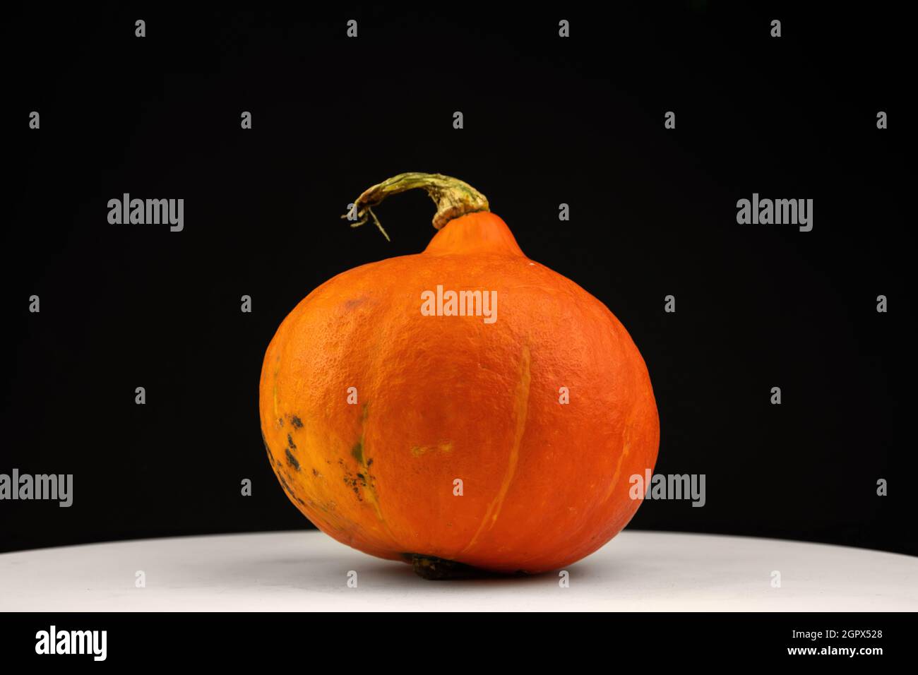 Citrouille Hokkaido orange ou Kuri rouge sur fond noir. Concept de légumes frais d'automne Banque D'Images