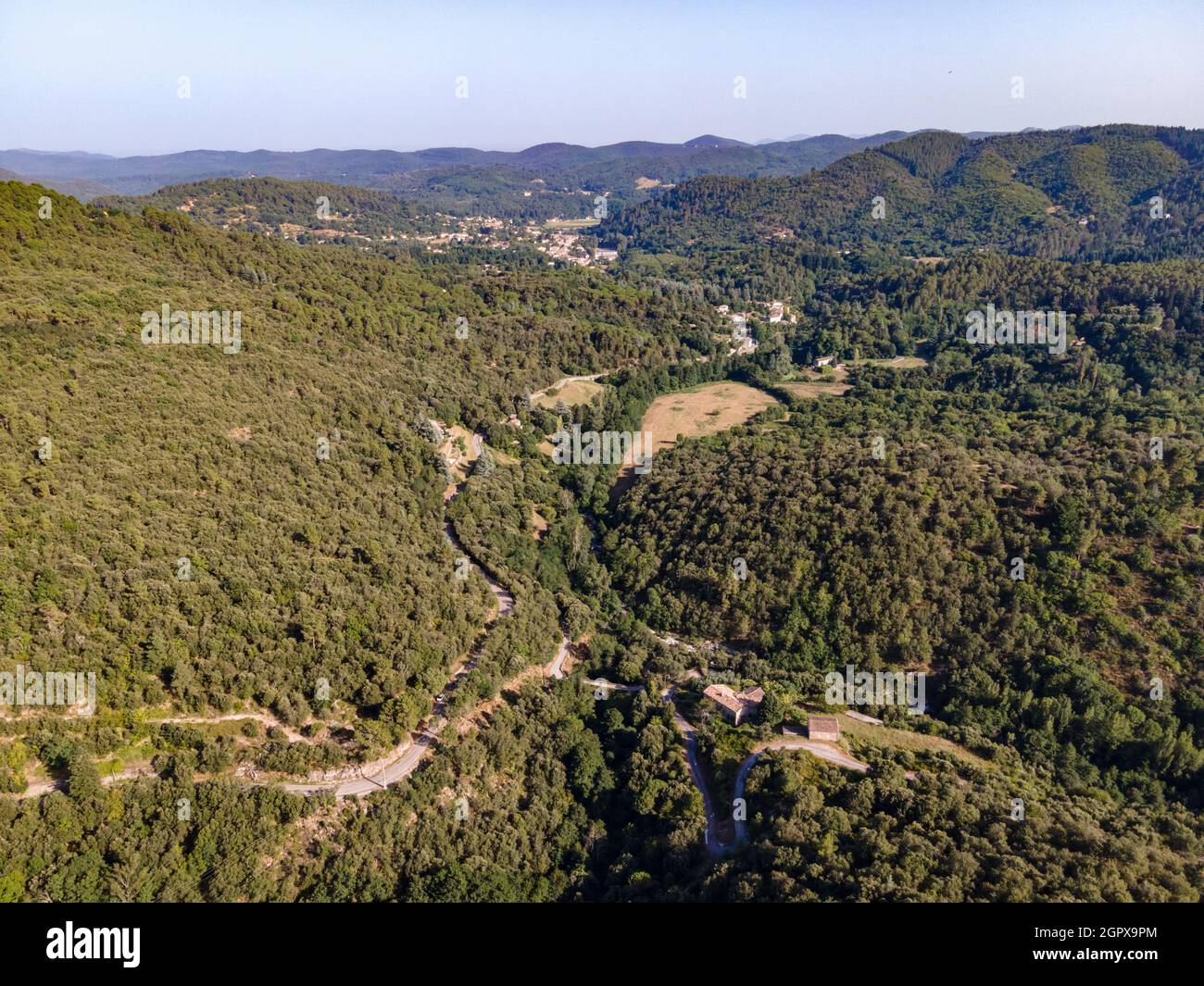Vue aérienne du village de Soudorgues dans les montagnes des Cévennes (sud du massif Central, France) Banque D'Images