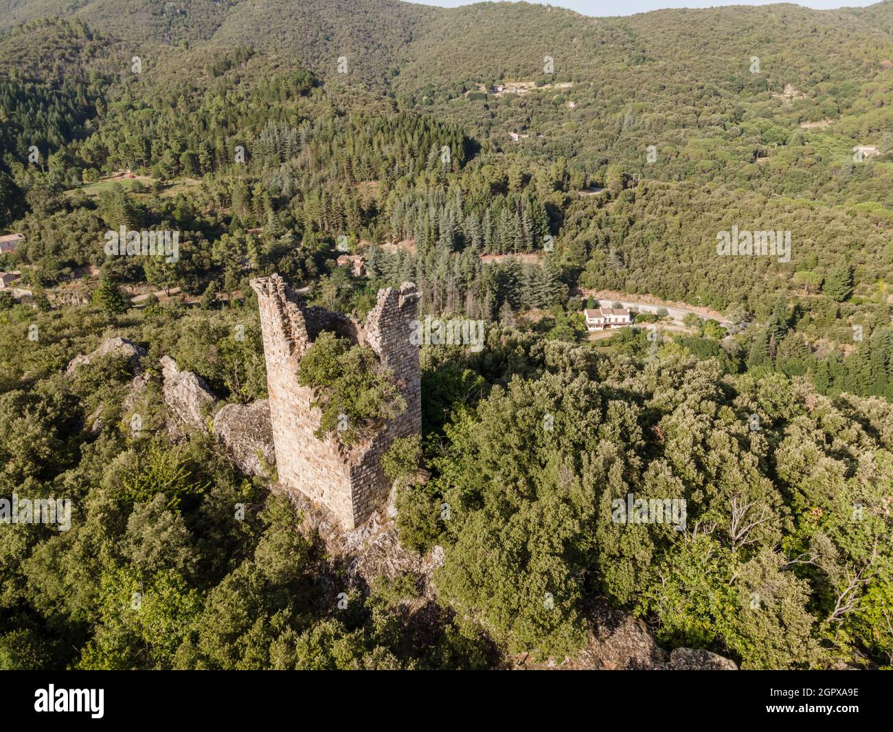 Vue aérienne du village de Soudorgues dans les montagnes des Cévennes (sud du massif Central, France) Banque D'Images